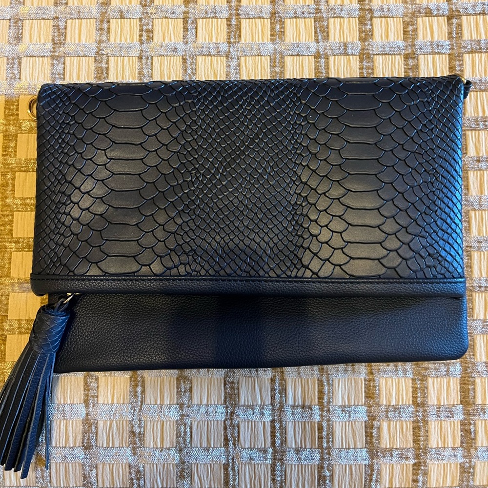 Navy gigi clutch. Great condition. There is not a shoulder strap